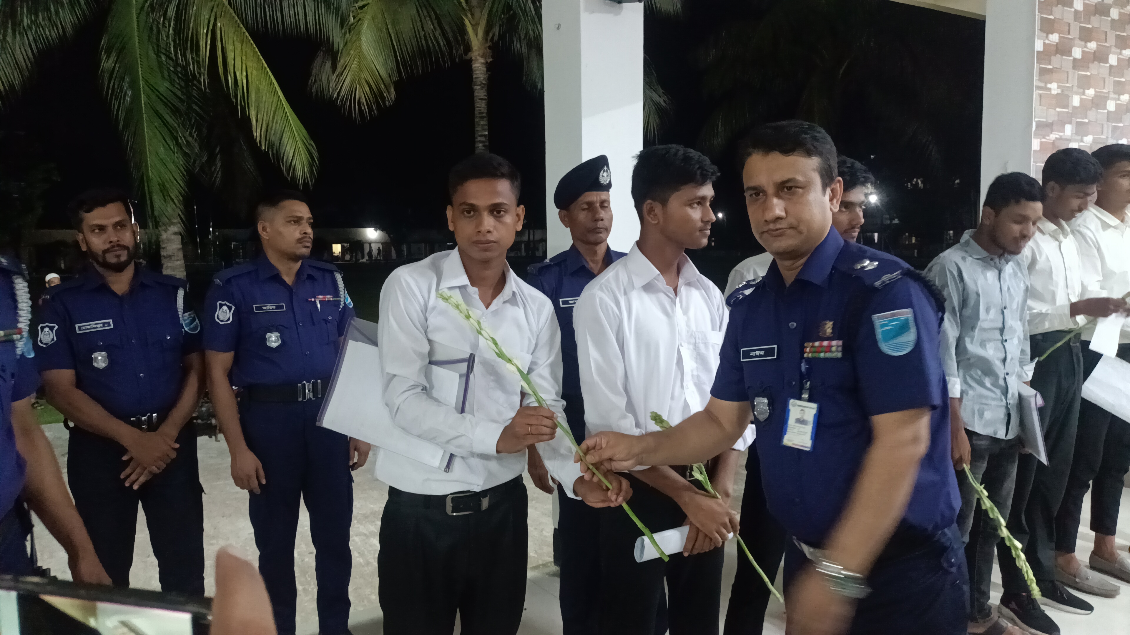 মাদারীপুরে ১২০ টাকায় পুলিশে চাকরি পেলেন ১৬ জন